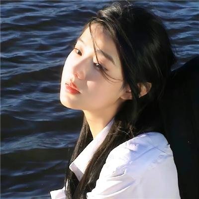 她来自胡志明市